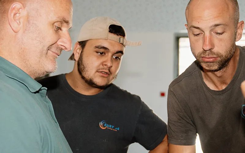Trois techniciens Eury autour d'un chantier